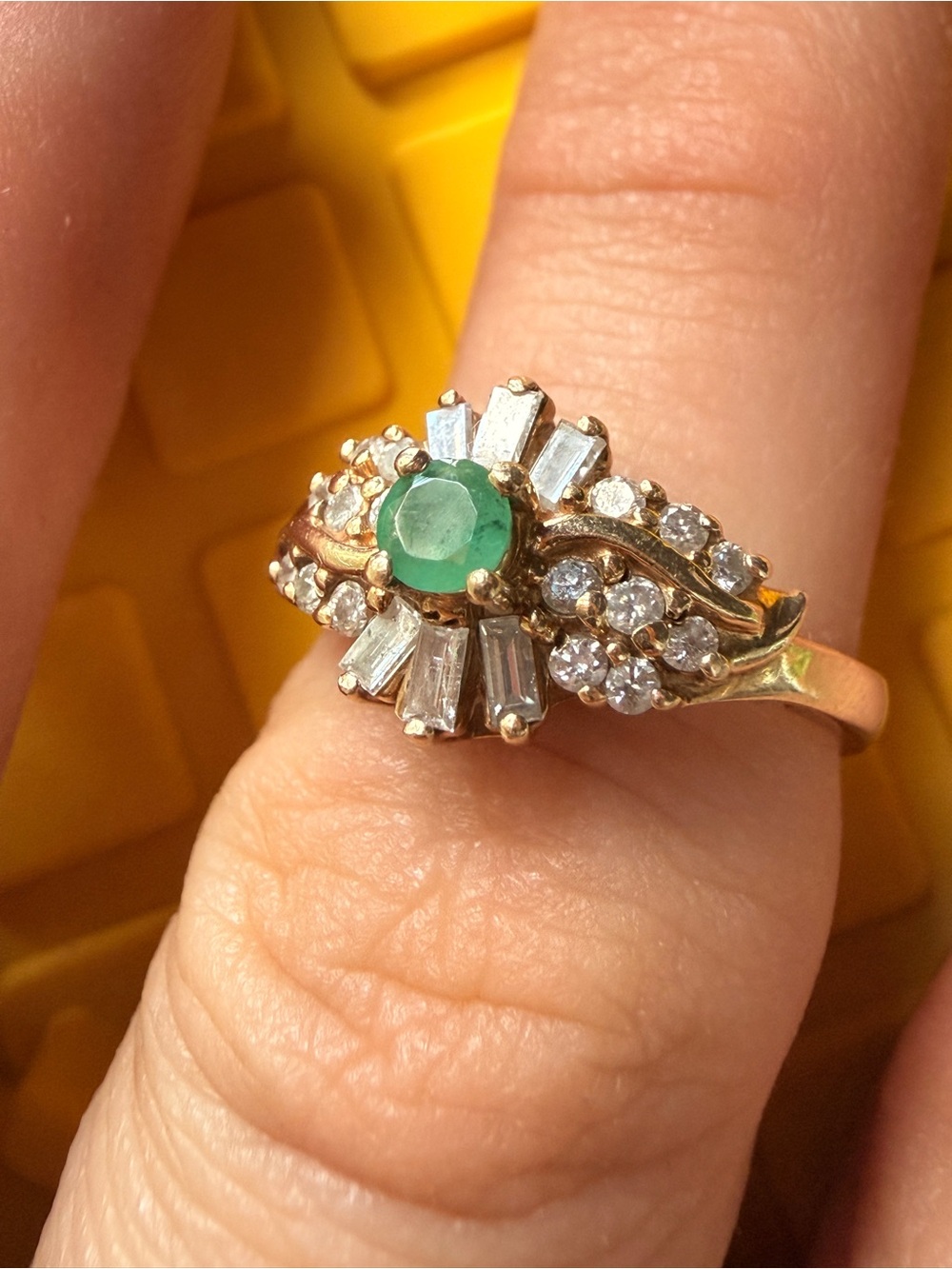 Vintage 1980s Ballerina 10kt Gold Emerald & Diamond Cluster Ring ACC8 .95.ctw - Picture 13 of 17